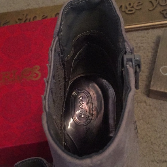 Carlos Santana Grey/Taupe suede peep toe booties - Picture 4 of 6